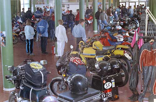 MP-näyttely lukiolla 1986